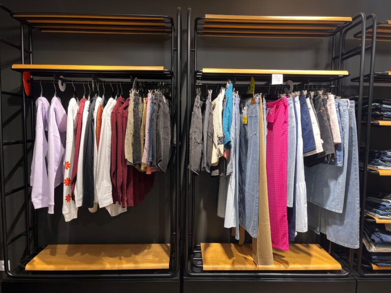 L.J. STOL RETAIL et  DAOL SPORTS, L.J. DU BOULEVARD et L.J. CARVALHO